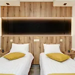 Riverside - Dunaparti Luxus Szuteren 4*