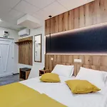 Casa de hóspedes Riverside - Dunaparti Luxus Szuteren 4*