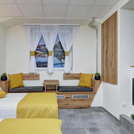 Guest house Riverside - Dunaparti Luxus Szuteren