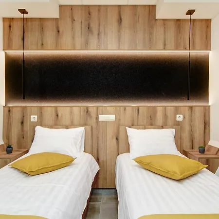 Riverside - Dunaparti Luxus Szuteren 4*