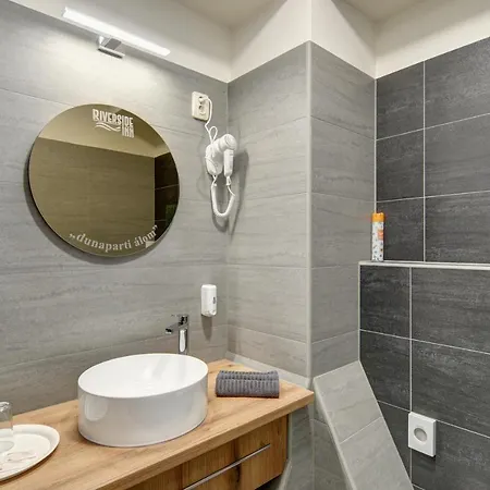 Riverside - Dunaparti Luxus Szuteren Guest house