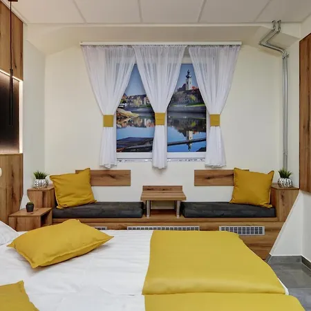 Riverside - Dunaparti Luxus Szuteren 4*