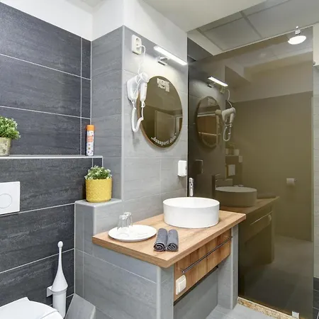 Riverside - Dunaparti Luxus Szuteren 4* Gyor