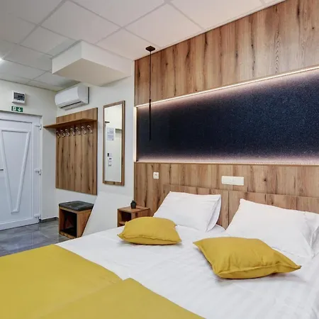 Guest house Riverside - Dunaparti Luxus Szuteren 4*