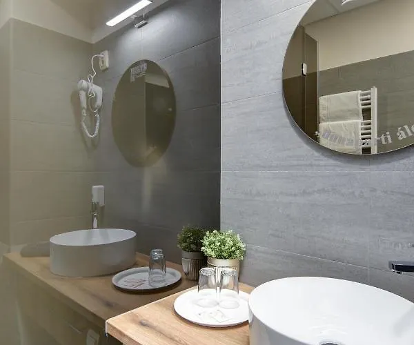بيت ضيافة Riverside - Dunaparti Luxus Szuteren