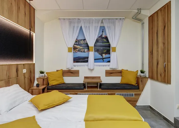 Riverside - Dunaparti Luxus Szuteren 4*